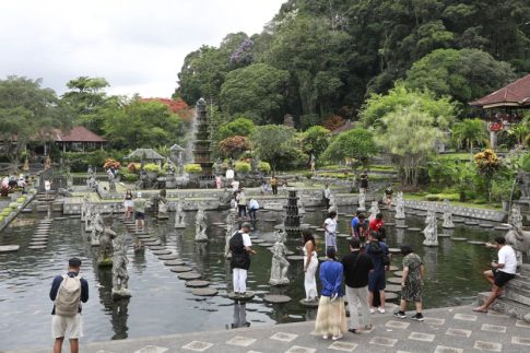 pesona wisata taman tirta gangga